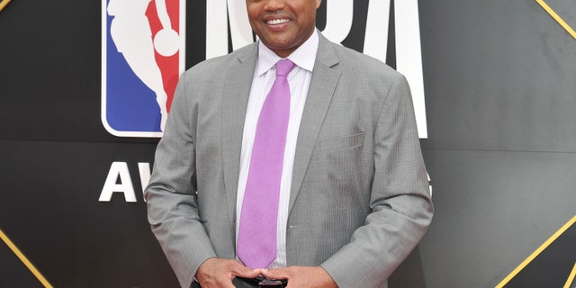 Charles Barkley llega a la Gala de los Premios de la NBA en Barker Hangar en Santa Mónica, California, el 24 de junio de 2019.