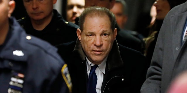 Harvey Weinstein quitte le tribunal lors de son procès pour viol, mardi 21 janvier 2020, à New York. (Photo AP / Richard Drew)