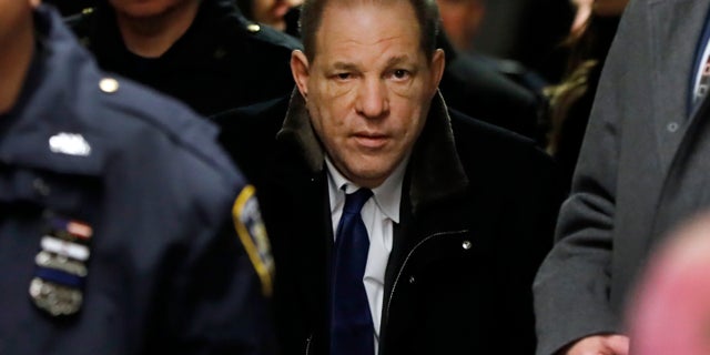 Harvey Weinstein quitte le tribunal lors de son procès pour viol, mardi 21 janvier 2020, à New York. (Photo AP / Richard Drew)