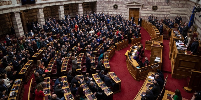 Os parlamentares gregos aplaudem durante uma sessão parlamentar para votar no novo presidente grego, em Atenas, na quarta-feira, 22 de janeiro de 2019. A juíza Katerina Sakellaropoulou foi eleita na primeira presidente da Grécia com uma maioria esmagadora em uma votação parlamentar.  (Foto AP / Petros Giannakouris)