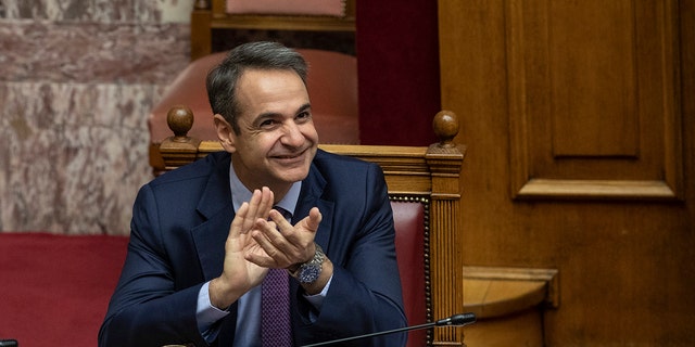 A primeira-ministra grega kyriakos Mitsotakis aplaude durante uma sessão parlamentar para votar no novo presidente grego, em Atenas, na quarta-feira, 22 de janeiro de 2019. A juíza do tribunal Katerina Sakellaropoulou foi eleita na primeira presidente da Grécia com uma maioria esmagadora em um parlamento voto.  (Foto AP / Petros Giannakouris)