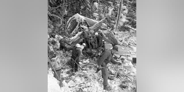 Workers, police, volunteers and Highways Department staff attempted to recover victims of the Hope Slide. (British Columbia Ministry of Transportation and Infrastructure)
