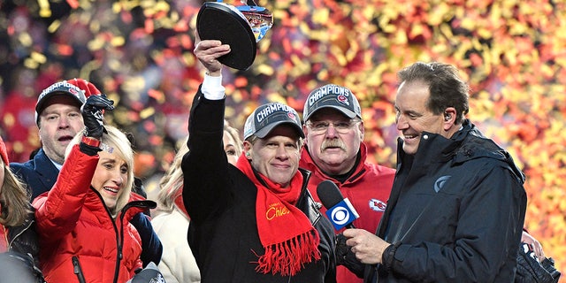 The Hunt Family raised the Lamar Hunt Trophy for winning the AFC Championship. (AP Photo/Jeff Roberson)