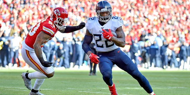 Tennessee Titans' Derrick Henry running for a touchdown past Kansas City Chiefs linebacker Anthony Hitchens. (AP Photo/Ed Zurga)