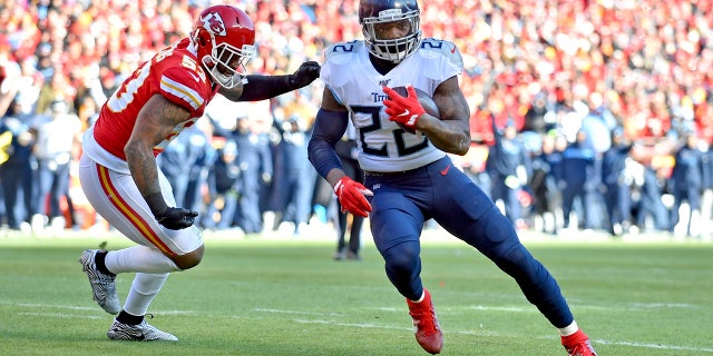 Tennessee Titans' Derrick Henry running for a touchdown past Kansas City Chiefs linebacker Anthony Hitchens. (AP Photo/Ed Zurga)