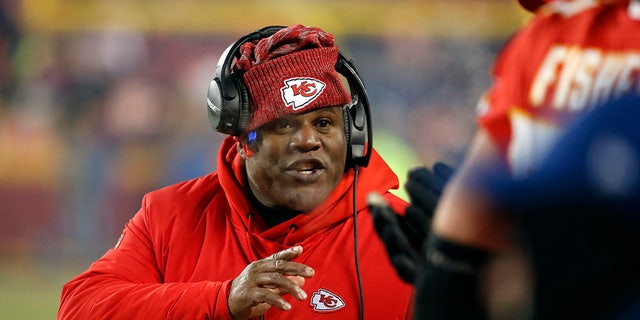 Chiefs offensive coordinator Eric Bieniemy gestures during the AFC Championship game, 在堪萨斯城, 密苏里州, 一月. 20, 2019.