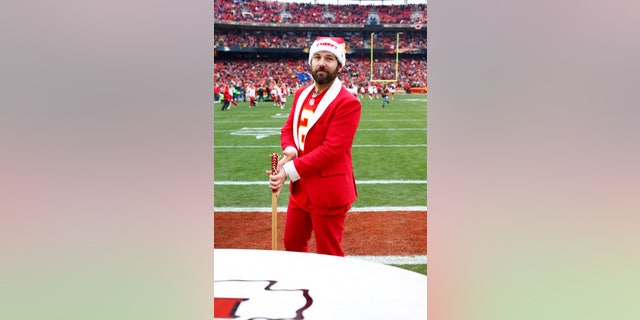 Paul Rudd prepares to hit the ceremonial war drum at Arrowhead Stadium before the game between the Cleveland Browns and the Kansas City Chiefs on December 27, 2015 in Kansas City, Missouri.
