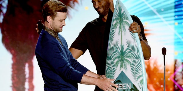 Justin Timberlake accepts the Decade Award from former NBA player Kobe Bryant during the 2016 Teen Choice Awards. (Photo by Kevin Winter/Getty Images)