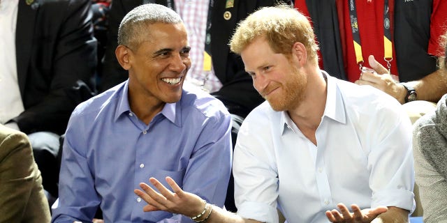 Former U.S. President Barack Obama and Prince Harry chat on at the Invictus Games 2017 on Sept. 29, 2017 in Toronto. (Getty Images)