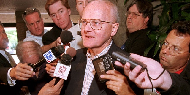 Kansas City Chiefs owner and Hall of Famer Lamar Hunt is surrounded by reporters during the 1999 NFL Annual Meeting. (MIKE FIALA/AFP via Getty Images)