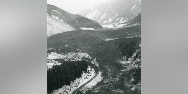 This image shows the vast Hope Slide debris field. A line of cars parked along BC Highway 3 can be seen on the western side of the slide site. (British Columbia Ministry of Transportation and Infrastructure)