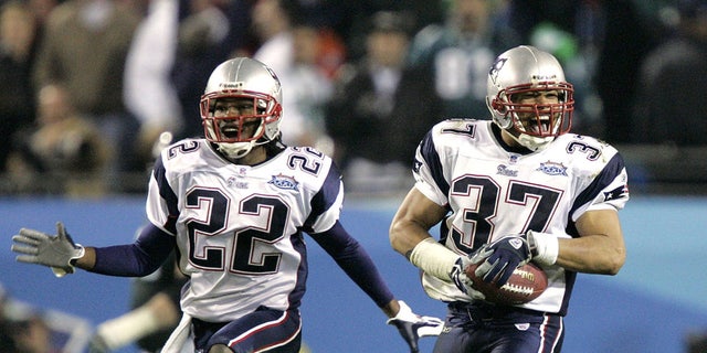 Rodney Harrison # 37 und Asante Samuel # 22 der New England Patriots feiern nach dem Sieg über die Philadelphia Eagles im Super Bowl XXXIX im Alltel Stadium am 6. Februar 2005 in Jacksonville, Florida.  (Foto von Brian Bahr / Getty Images)