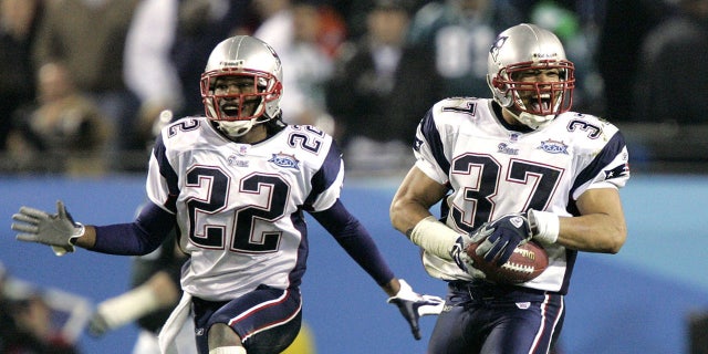 Rodney Harrison # 37 und Asante Samuel # 22 der New England Patriots feiern nach dem Sieg über die Philadelphia Eagles im Super Bowl XXXIX im Alltel Stadium am 6. Februar 2005 in Jacksonville, Florida. (Foto von Brian Bahr / Getty Images)