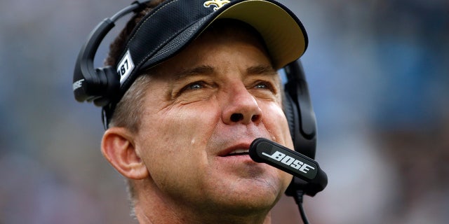 El entrenador en jefe de los New Orleans Saints, Sean Baton, observa la primera mitad del partido de fútbol americano de la NFL contra los Carolina Panthers el domingo 29 de diciembre de 2019 en Charlotte, NC.  (Foto AP/Brian Blanco)