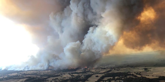 Thousands of tourists fled Australia's wildfire-ravaged eastern coast Thursday ahead of worsening conditions as the military started to evacuate people trapped on the shore further south.