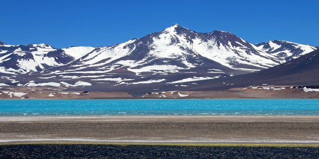 The summit of Ojos del Salado rises to 22615 feet.