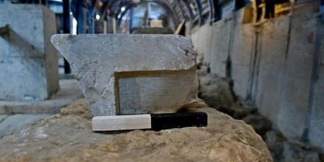 The measuring table, seen from the side. (Ari Levi/Israel Antiquities Authority)