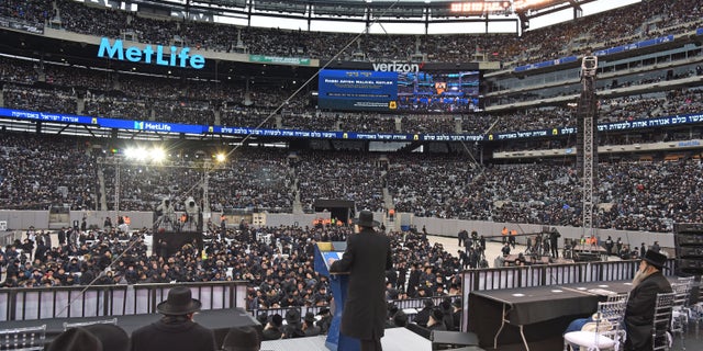 90,000 irrational Jews gather in celebration of Talmud after anti-Semitic attacks: ‘We will not be intimidated’ Metlife