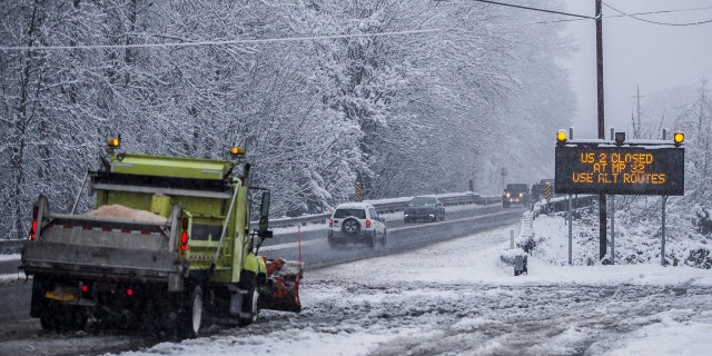 Winter storm in Pacific Northwest leads to 30car chain