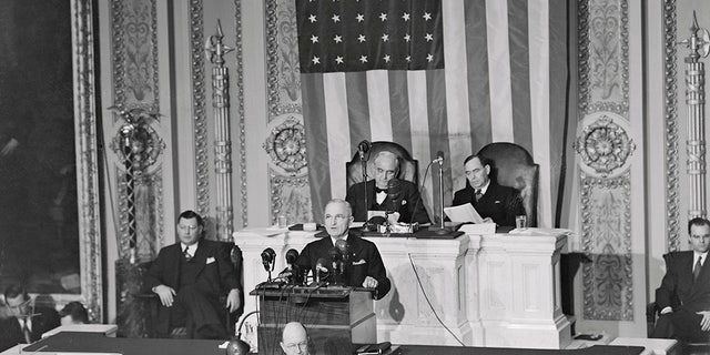 (Original Caption) President Truman appearing before a joint session of the new Republican controlled Congress is shown here to deliver his annual State of the Union message. He recommended a strong and sweeping legislative program to halt disastrous labor strife and called upon the G.O.P. Congress to work with him for the common good.
