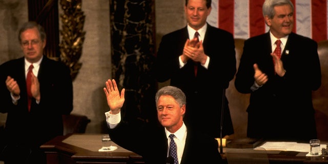 Bill Clinton waving, on the floor of House of Representatives, to deliver the State of Union address.