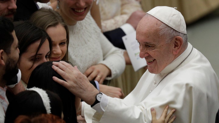 Pope apologizes for smacking hand of woman who grabbed him