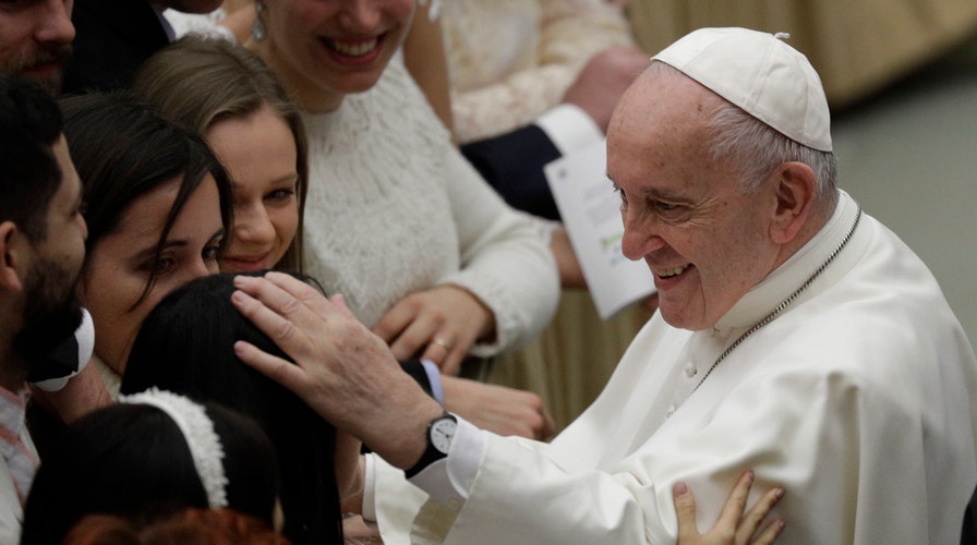 Pope apologizes for smacking hand of woman who grabbed him