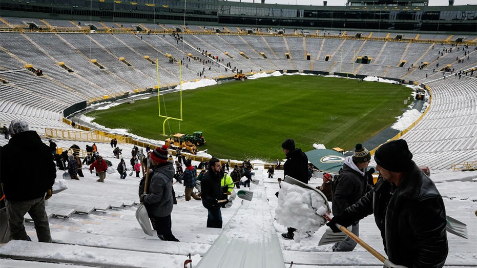 Snow' in Miami During Dolphins-Packers Christmas Game Is Blowing NFL Fans'  Minds