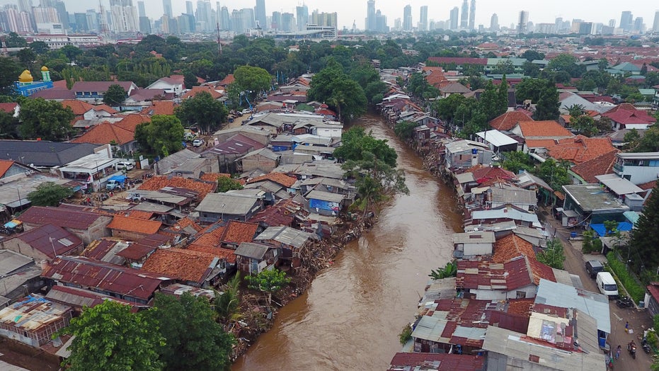 Amid catastrophic floods Indonesia tries cloud seeding 