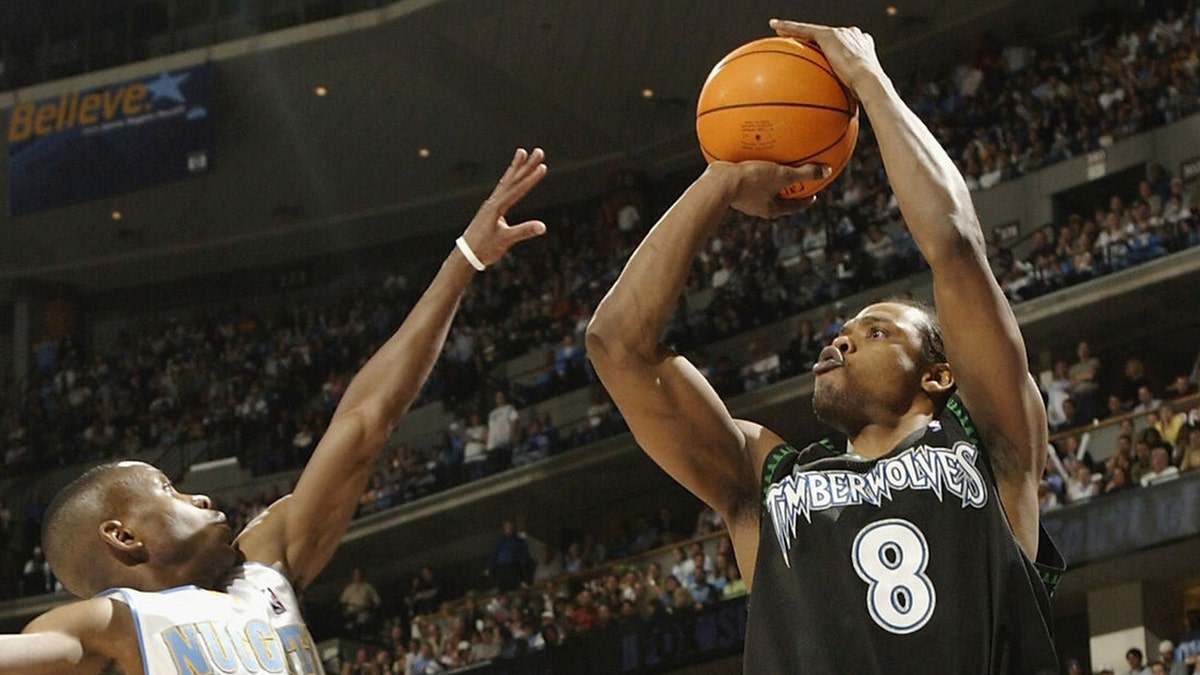Earl Boykins, left, was the MVP of the '98 tournament. (Photo by Brian Bahr/Getty Images)
