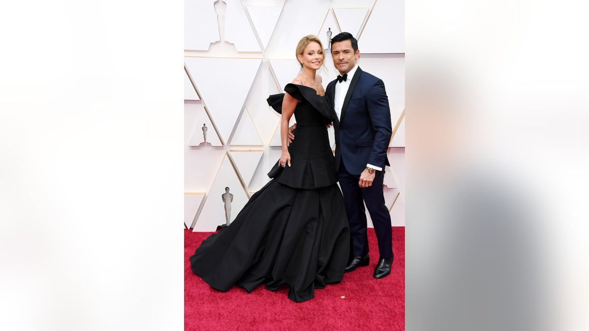 (L-R) Kelly Ripa and Mark Consuelos reunited after four months apart because of work commitments. 