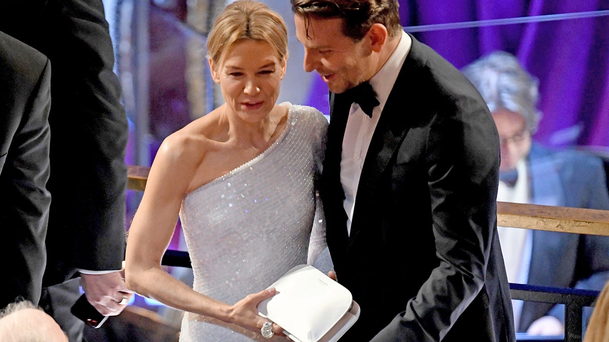 HOLLYWOOD, CALIFORNIA - FEBRUARY 09: (L-R) Renée Zellweger and Bradley Cooper attend the 92nd Annual Academy Awards at Hollywood and Highland on February 09, 2020 in Hollywood, California. (Photo by Kevin Winter/Getty Images)