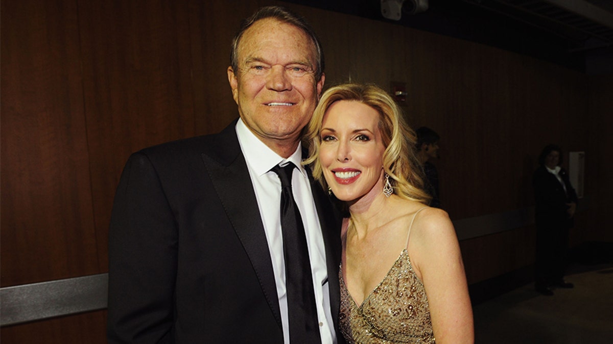 Glen Campbell was married to Kim from m. 1982 until his death in 2017.