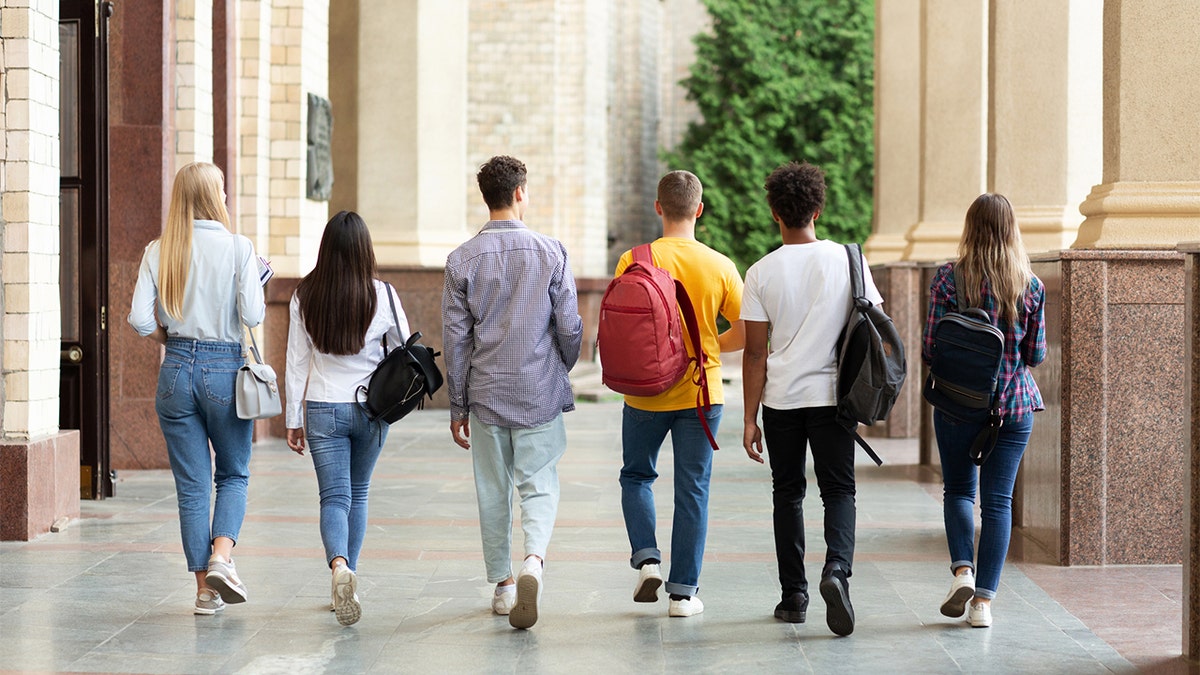 Alunos caminham para a aula