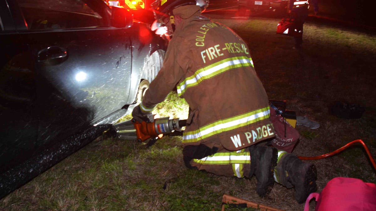 A North Carolina woman used outside the box thinking to save her life when her hands became trapped while changing a tire on the side of a South Carolina highway Sunday night.<br data-cke-eol="1">