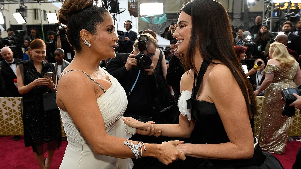 HOLLYWOOD, CALIFORNIA - FEBRUARY 09: Penelope Cruz and Salma Hayek attend the 92nd Annual Academy Awards at Hollywood and Highland on February 09, 2020 in Hollywood, California. (Photo by Kevork Djansezian/Getty Images)