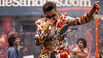 The Strokes sing 'New York City Cops' song to officer at Sanders rally: report