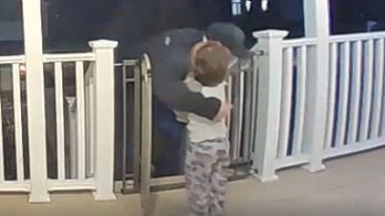 Toddler's unexpected hug surprises pizza delivery man grieving loss of his daughter: 'It just meant a ton to me'