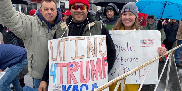 Trump supporters, lining up for post-impeachment rally, predict big 2020 win: ‘He’ll beat them all’ | USNN World News Trump supporter Jay McDonald of North Providence, RI, (on the left) stands outside of the SNHU Arena in Manchester, NH, ahead of the president's re-election rally on the eve of the NH primary, on Feb. 10, 2020