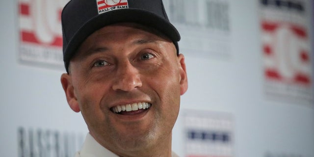 El campocorto de los Yankees de Nueva York, Derek Jeter, habla durante una conferencia de prensa para el Salón de la Fama del Béisbol, el 22 de enero de 2020, en Nueva York.