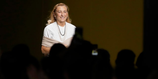 Dans cette photo d'archive du 20 septembre 2018, la créatrice italienne Miuccia Prada sourit après avoir présenté sa collection printemps-été 2019 pour femmes, dévoilée lors de la Fashion Week de Milan, en Italie.