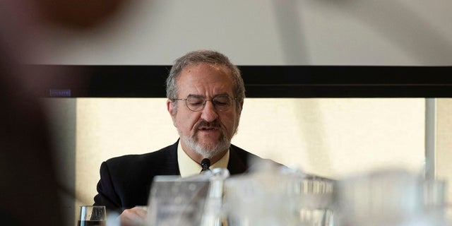 El presidente de la UM, Mark Schlissel, aborda la reciente conducta sexual inapropiada del ex rector Martin Philbert en la reunión de la Junta de Regentes el jueves 20 de febrero de 2020. (Jenna Kieser/Ann Arbor News vía AP)