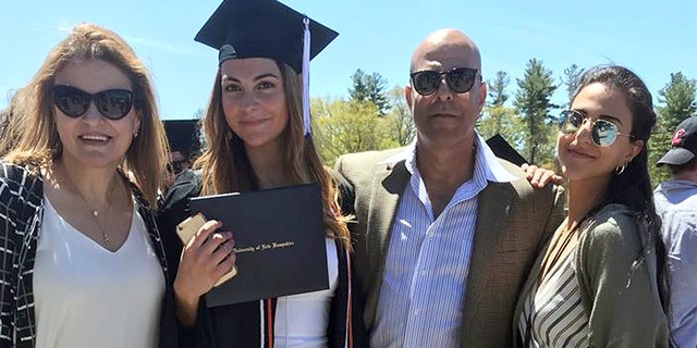 Ο Amer Fakhoury συγκεντρώνεται με μέλη της οικογένειας στο Πανεπιστήμιο του New Hampshire στο Durham τον Μάιο του 2019. 