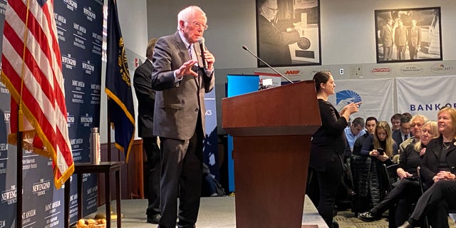 Le candidat démocrate à la présidentielle, le sénateur Bernie Sanders du Vermont, fait la une de la série de discours `` Politics and Eggs '' au New Hampshire Institute of Politics à Manchester, N.H., le 7 février 2020