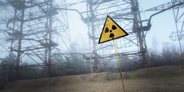 Signo de radiactividad en las afueras de Chernobyl 2019 de cerca