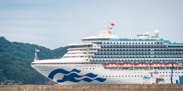 Matthew Smith, who’s been stranded on the cruise line with 2,666 other passengers since Tuesday, has been entertaining the Twitterverse with in-real-time food reviews. (Photo: IStock)