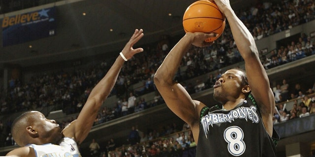 Earl Boykins, left, was the MVP of the '98 tournament. (Photo by Brian Bahr/Getty Images)