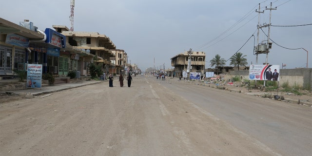 Iraqis head to a polling center during a parliamentary election in Fallujah, Iraq May 12, 2018. (REUTERS/Ahmed Aboulenein)