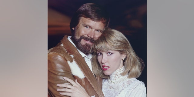 Glen Campbell and wife Kim Woolen pose for a portrait circa 1993 in Tucson, Arizona.
