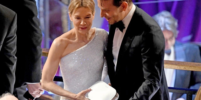RenƩe Zellweger and Bradley Cooper reunite at the 92nd Annual Academy Awards.